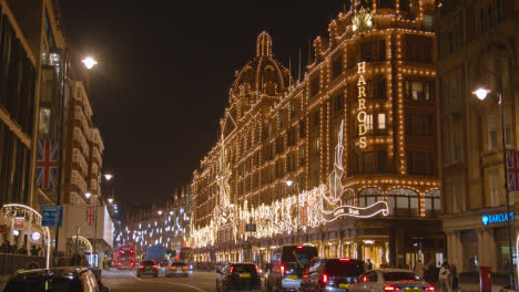 Exterior-De-Los-Grandes-Almacenes-Harrods-En-Londres-Decorado-Con-Luces-Navideñas-6