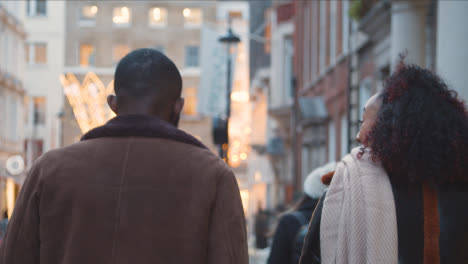 Rückansicht-Eines-Paares,-Das-Beim-Winterbesuch-In-London-Durch-Die-Straße-Geht