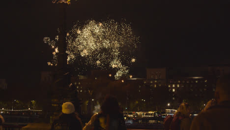 Feuerwerk-über-Der-Themse-Feiert-Das-Neue-Jahr-Vom-Londoner-Südufer-In-Der-Nacht