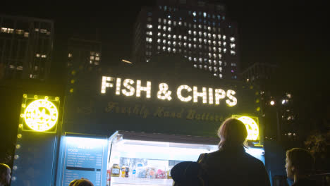 Señal-Luminosa-Sobre-Puesto-De-Pescado-Y-Patatas-Fritas-En-El-South-Bank-De-Londres-Por-La-Noche