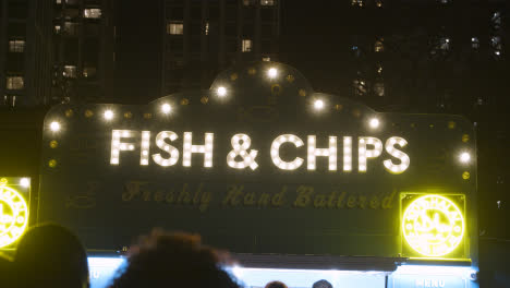 Señal-Luminosa-Encima-Del-Puesto-De-Pescado-Y-Patatas-Fritas-En-El-Banco-Sur-De-Londres-Por-La-Noche-1