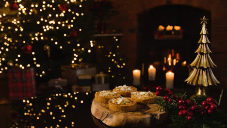 Weihnachtsessen-Zu-Hause-Und-Mince-Pies-Auf-Dem-Tisch