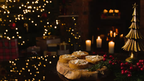 Weihnachtsessen-Zu-Hause-Und-Mit-Puderzucker-Bestäubte-Mince-Pies-Auf-Dem-Tisch