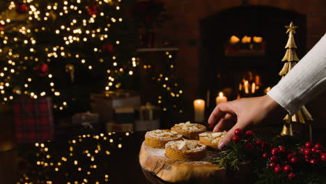 Weihnachtsessen-Zu-Hause-Und-Mit-Puderzucker-Bestäubte-Mince-Pies-Auf-Tisch-1