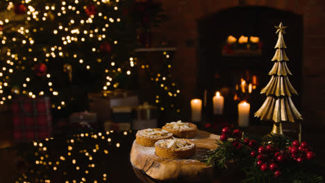 Weihnachtsessen-Zu-Hause-Und-Mit-Puderzucker-Bestäubte-Mince-Pies-Auf-Tisch-2