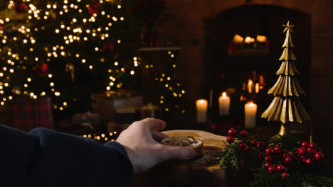Weihnachtsessen-Zu-Hause-Und-Mit-Puderzucker-Bestäubte-Mince-Pies-Auf-Tisch-3