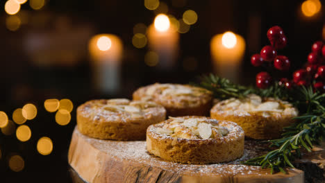 Nahaufnahme-Von-Weihnachtsessen-Zu-Hause-Und-Mit-Puderzucker-Bestäubte-Mince-Pies-Auf-Dem-Tisch