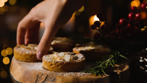 Nahaufnahme-Von-Weihnachtsessen-Zu-Hause-Und-Mit-Puderzucker-Bestäubte-Mince-Pies-Auf-Tisch-1