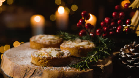 Nahaufnahme-Von-Weihnachtsessen-Zu-Hause-Und-Mit-Puderzucker-Bestäubte-Mince-Pies-Auf-Tisch-2