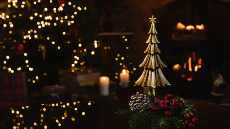 Weihnachtsschmuck-Zu-Hause-Mit-Tannenzapfen-Und-Stechpalme-Auf-Dem-Tisch-Im-Vordergrund