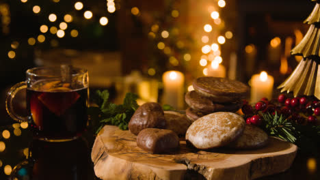 Weihnachten-Zu-Hause-Mit-Einem-Glas-Glühwein-Und-Traditionellen-Deutschen-Weihnachtslebkuchen-Auf-Dem-Tisch