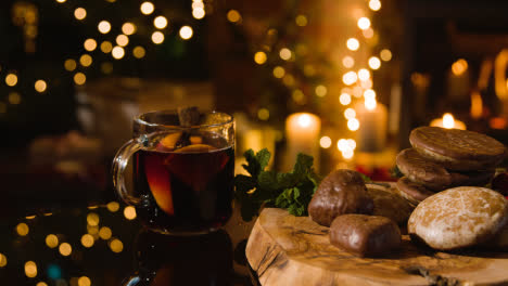 Weihnachten-Zu-Hause-Mit-Einem-Glas-Glühwein-Und-Traditionellen-Deutschen-Weihnachtslebkuchen-Auf-Tisch-1