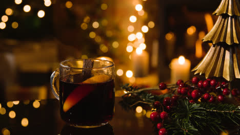 Weihnachten-Zu-Hause-Mit-Glas-Glühwein-Auf-Tisch-2