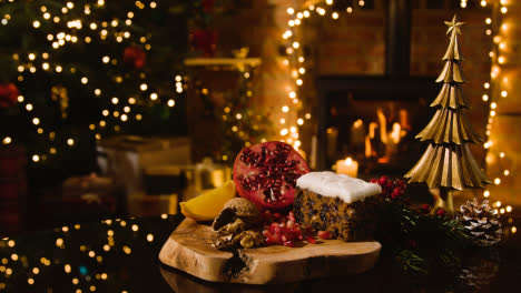 Weihnachtsessen-Zu-Hause-Und-Traditioneller-Weihnachtskuchen-Und-Zutaten-Auf-Tisch-1