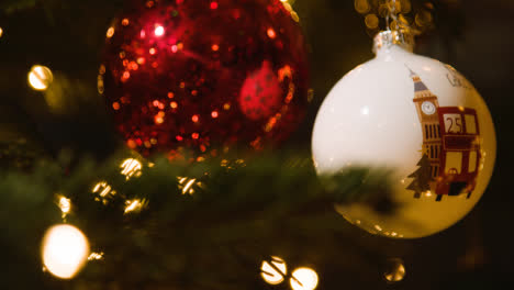 Nahaufnahme-Von-Lichtern-Und-Kugeln-Am-Weihnachtsbaum-Mit-London-Thema