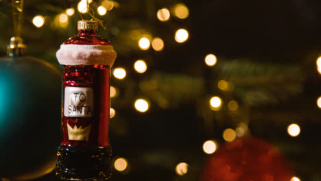 Cerca-De-Luces-Y-Adornos-En-Forma-De-Buzón-En-El-árbol-De-Navidad-1