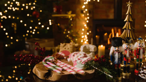 Navidad-En-Casa-Con-Bastones-De-Caramelo-Y-Galletas-De-Navidad-Americana-Tradicional