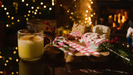 Navidad-En-Casa-Con-Un-Vaso-De-Ponche-De-Huevo,-Bastones-De-Caramelo-Y-Galletas