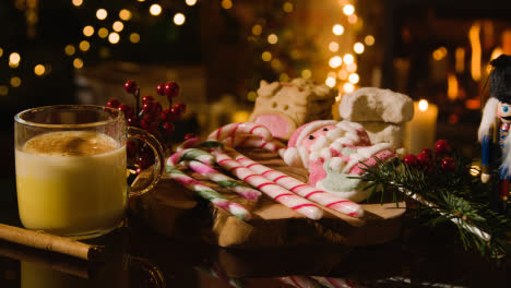 Navidad-En-Casa-Con-Vaso-De-Ponche-De-Huevo,-Bastones-De-Caramelo-Y-Galletas-1