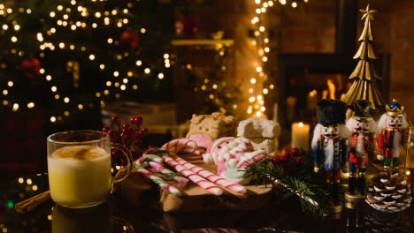 Navidad-En-Casa-Con-Vaso-De-Ponche-De-Huevo,-Bastones-De-Caramelo-Y-Galletas-2