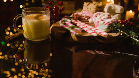 Navidad-En-Casa-Con-Vaso-De-Ponche-De-Huevo,-Bastones-De-Caramelo-Y-Galletas-3
