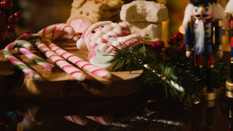 Navidad-En-Casa-Con-Vaso-De-Ponche-De-Huevo,-Bastones-De-Caramelo-Y-Galletas-4