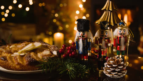 Weihnachtsessen-Zu-Hause-Mit-Apfelkuchen-Auf-Dem-Tisch
