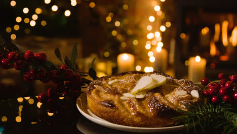 Weihnachtsessen-Zu-Hause-Mit-Apfelkuchen-Auf-Tisch-1