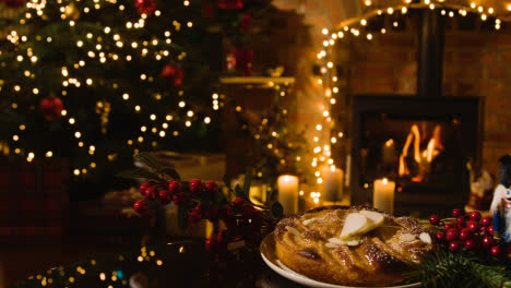 Weihnachtsessen-Zu-Hause-Mit-Apfelkuchen-Auf-Tisch-3