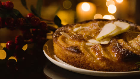 Comida-Navideña-En-Casa-Con-Un-Primer-Plano-De-Tarta-De-Manzana-En-La-Mesa-3