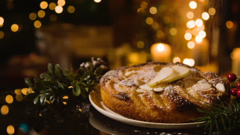 Weihnachtsessen-Zu-Hause-Mit-Apfelkuchen-Auf-Dem-Mit-Puderzucker-Bestäubten-Tisch