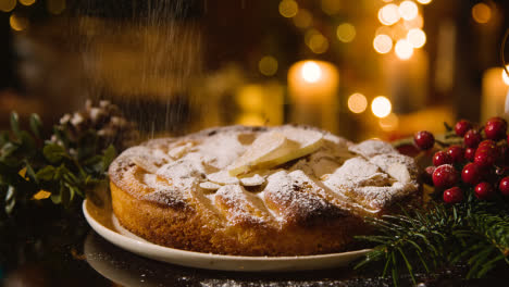 Weihnachtsessen-Zu-Hause-Mit-Apfelkuchen-Auf-Dem-Mit-Puderzucker-Bestäubten-Tisch-1