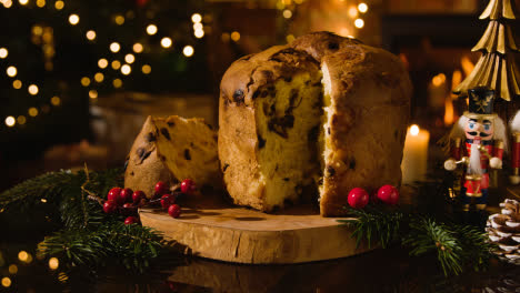 Weihnachtsessen-Zu-Hause-Und-Traditioneller-Panettone-Kuchen-Auf-Dem-Tisch