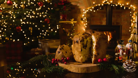 Weihnachtsessen-Zu-Hause-Und-Traditioneller-Panettone-Kuchen-Auf-Tisch-1