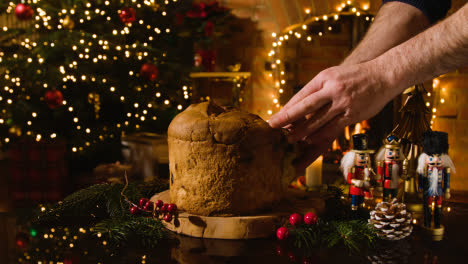 Weihnachtsessen-Zu-Hause-Und-Person,-Die-Ein-Stück-Traditionellen-Panettone-Kuchen-Nimmt