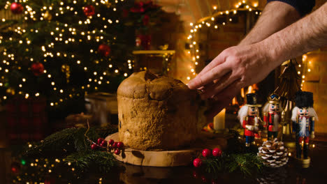 Comida-Navideña-En-Casa-Y-Persona-Tomando-Un-Trozo-De-Pastel-De-Panettone-Tradicional