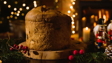Weihnachtsessen-Zu-Hause-Und-Person,-Die-Ein-Stück-Traditionellen-Panettone-Kuchen-Nimmt-1
