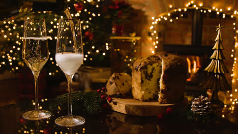 Weihnachtsessen-Zu-Hause-Mit-Eingeschenktem-Champagner-Und-Panettone