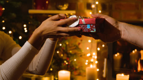 Primer-Plano-De-Una-Mujer-Tratando-De-Adivinar-El-Regalo-De-Navidad-Agitando-La-Caja