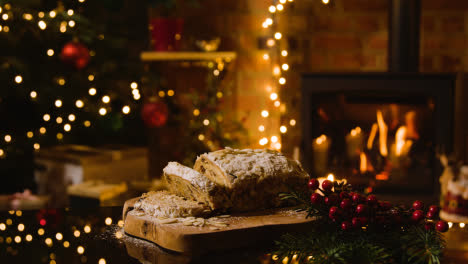 Weihnachtsessen-Zu-Hause-Und-Traditioneller-Stollenkuchen-Auf-Dem-Tisch