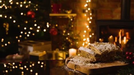 Comida-Navideña-En-Casa-Y-Pastel-Tradicional-Stollen-En-La-Mesa-1