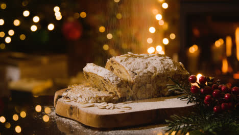 Weihnachtsessen-Zu-Hause-Und-Traditioneller-Stollenkuchen-Mit-Puderzucker-Auf-Dem-Tisch