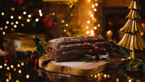 Weihnachtsessen-Zu-Hause-Und-Traditionelles-Weihnachtsholz-Mit-Puderzucker-Auf-Dem-Tisch