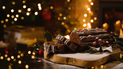 Comida-Navideña-En-Casa-Y-Tronco-De-Yule-Tradicional-Espolvoreado-Con-Azúcar-Glas-Cortado-En-Rodajas