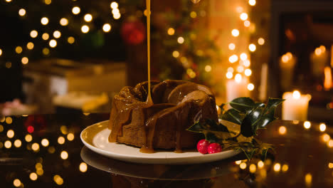Weihnachtsessen-Zu-Hause-Und-Traditioneller-Siruppuddingkuchen-Oder-Lebkuchen-Mit-Butterscotch-Sauce
