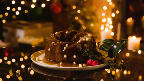 Weihnachtsessen-Zu-Hause-Und-Traditioneller-Sirup-Pudding-Kuchen-Oder-Lebkuchen-Mit-Butterscotch-Sauce-1