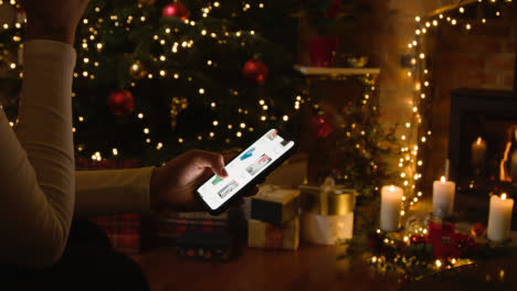 Navidad-En-Casa-Con-Una-Persona-Comprando-En-Línea-En-Un-Teléfono-Celular-Móvil