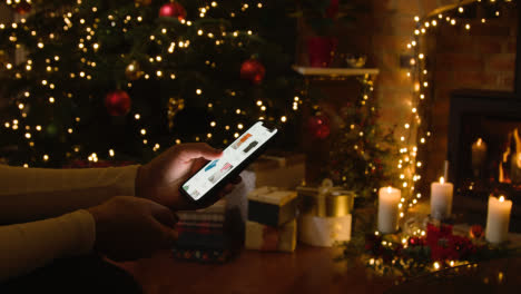 Weihnachten-Zu-Hause-Mit-Person-Online-shopping-Auf-Handy-1