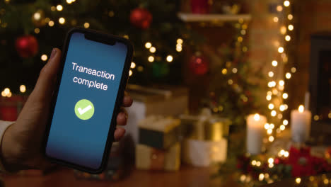 Navidad-En-Casa-Con-Una-Persona-Que-Realiza-Una-Compra-En-Línea-En-Un-Teléfono-Móvil