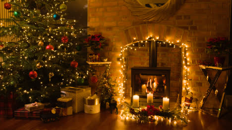 Weihnachten-Zu-Hause-Mit-Geschenken-Um-Baumfeuer-Und-Kerzen